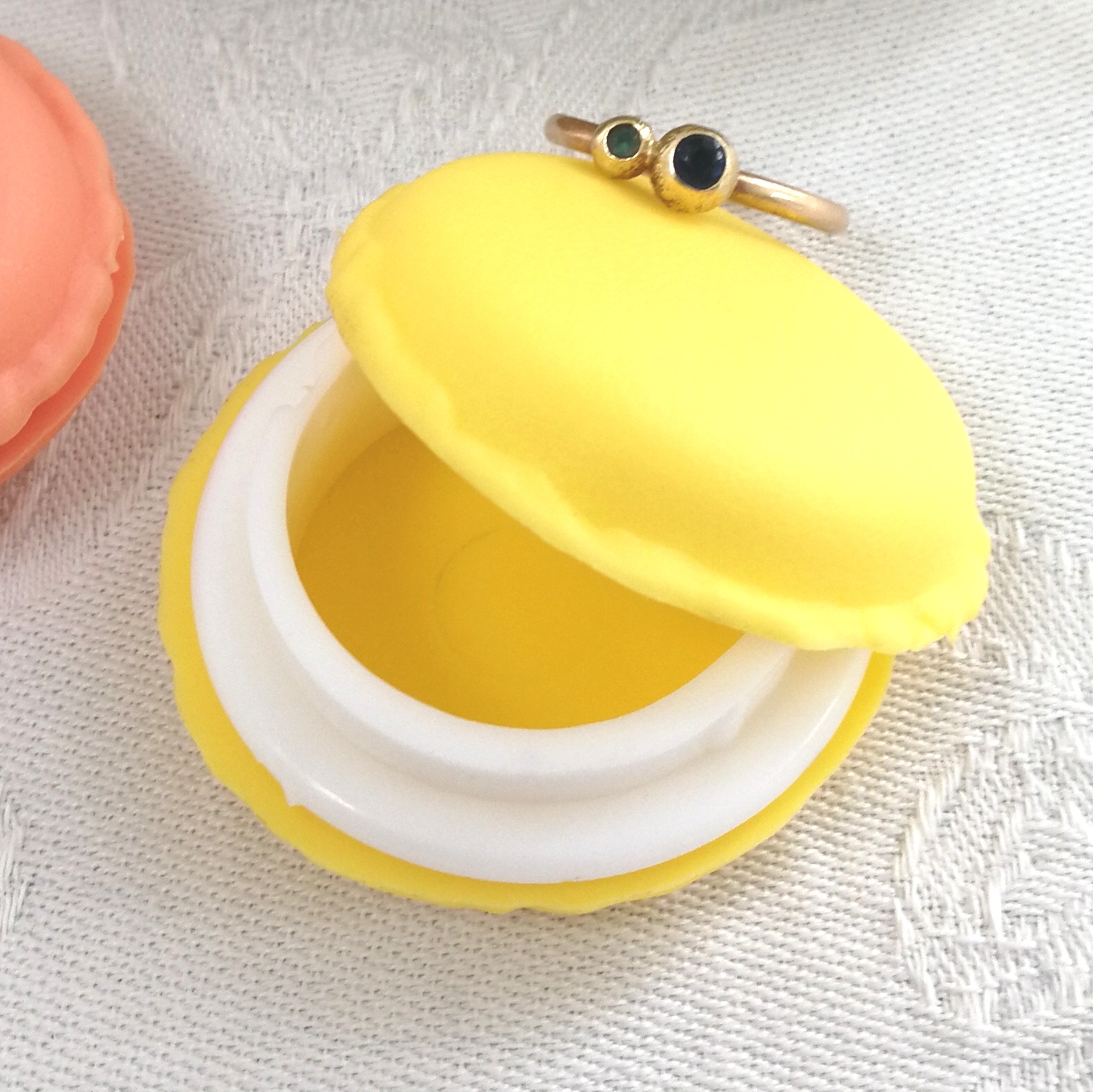 Charmerende macaron opbevaringsæske i gul Charmerende macaron opbevaringsæske i gul