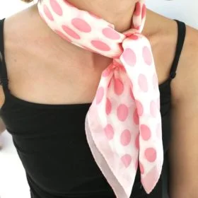 Silketørklæde med lyserøde prikker – Polka twist