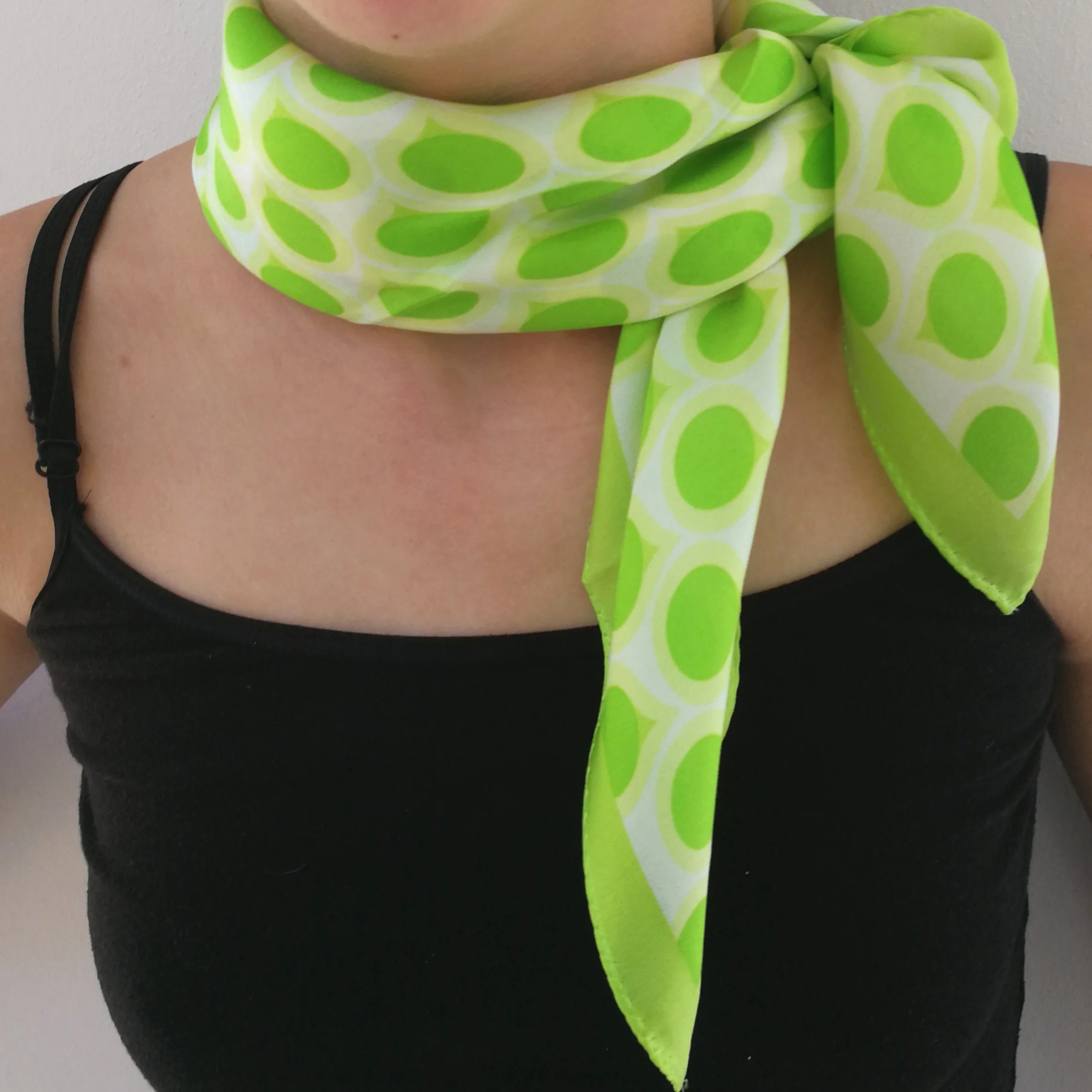 Silketørklæde med prikker - Polka twist grøn