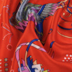 Silketørklæde med fugle - fulgene flyver - rødt