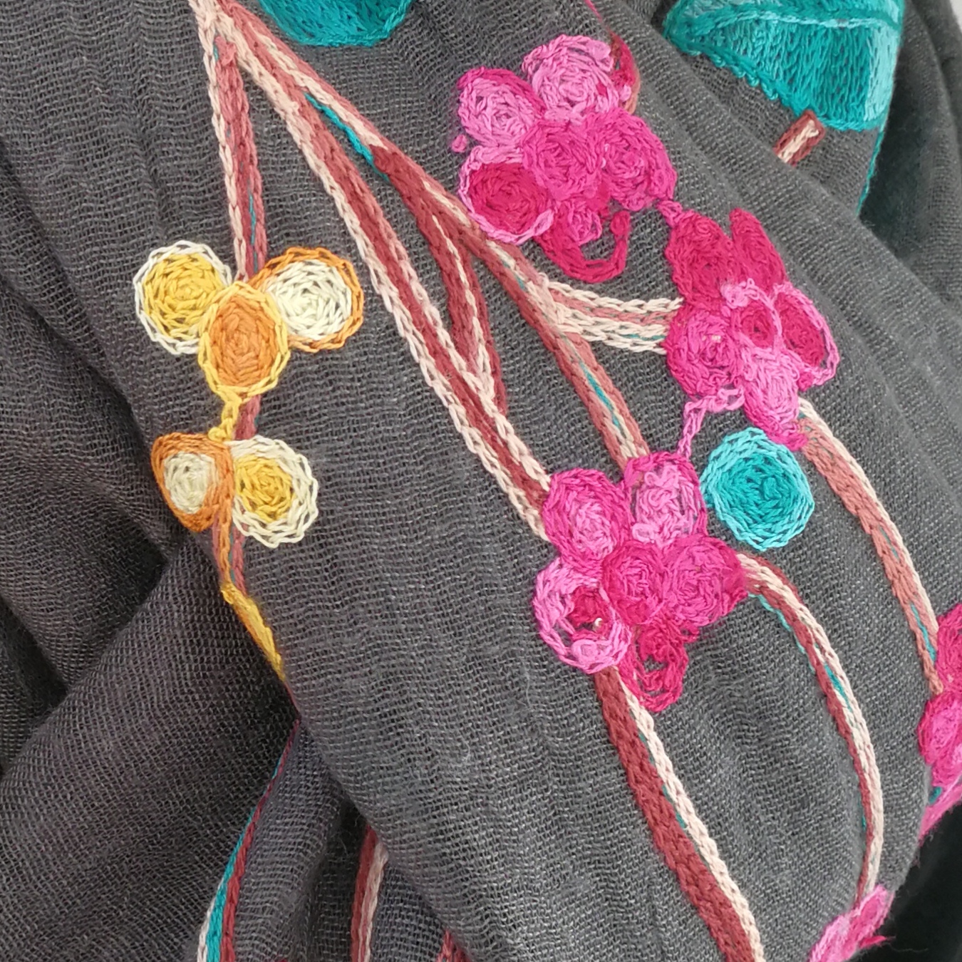 Smukt tørklæde med broderi - Koksgrå Smukt tørklæde med broderi - Koksgrå