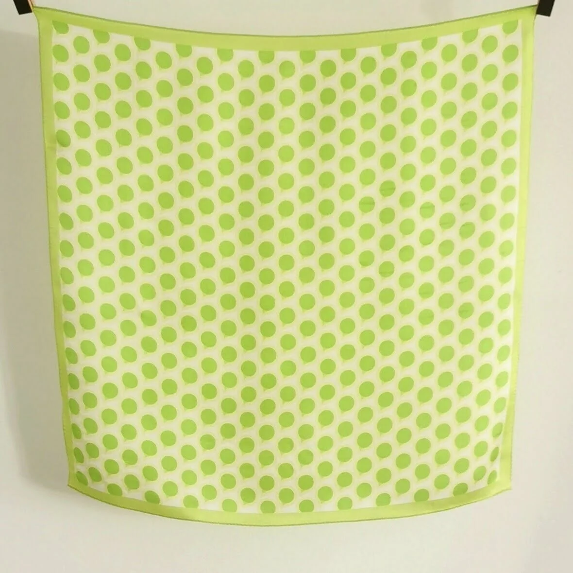 Silketørklæde med prikker - Polka twist grøn